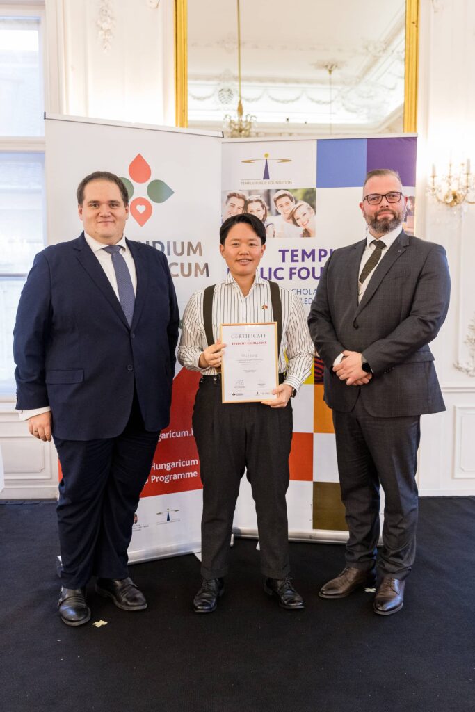 Mu I-Jung receiving the award