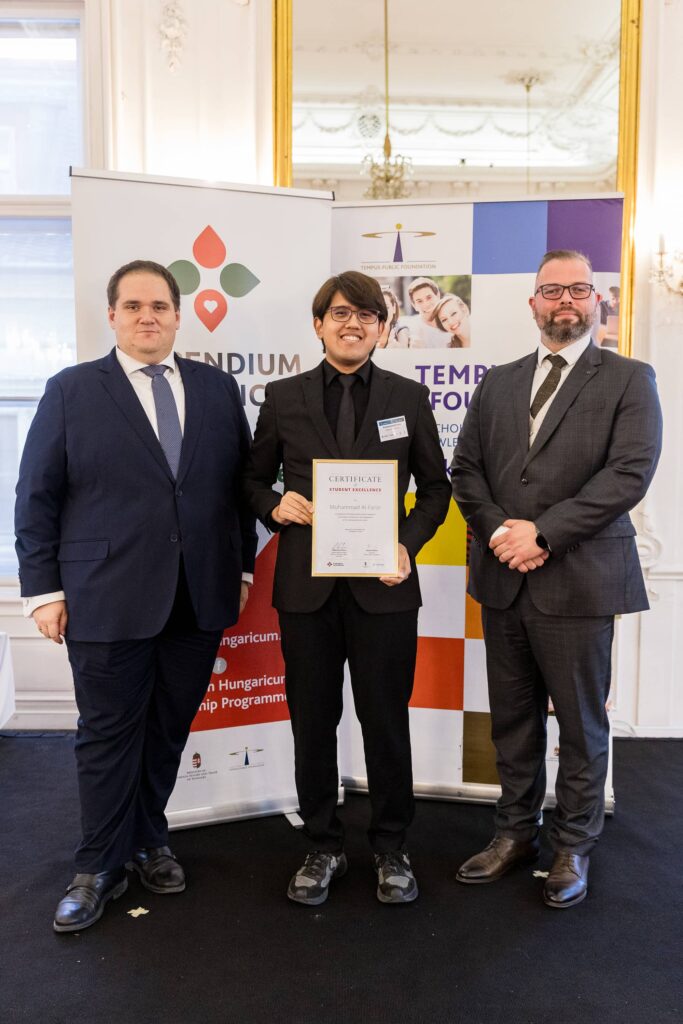 Muhammad Al Farizi receiving the award