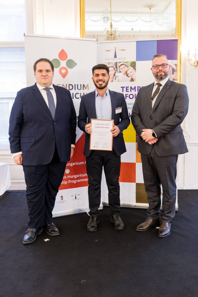 Seyedali Mousavinejad receiving the award