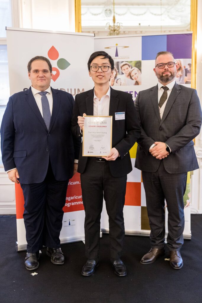 Tran Huu Minh Vuong receiving the award