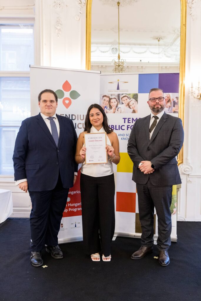 Belen Martinez Vives receiving the award