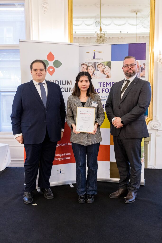 Duong Thuc Uyen receiving the award