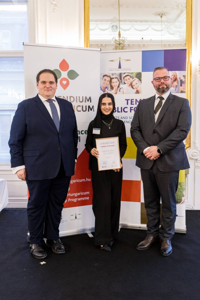 Fatima Tuz Zahra receiving the award