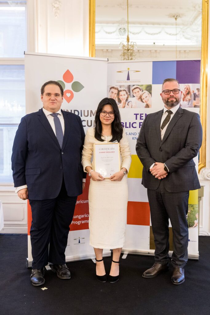 Kyal Sin Win Lett receiving the award