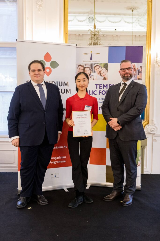 Natsuki Itoh receiving the award