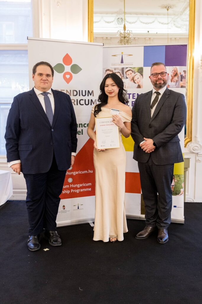 Nguyen Lan Anh receiving the award