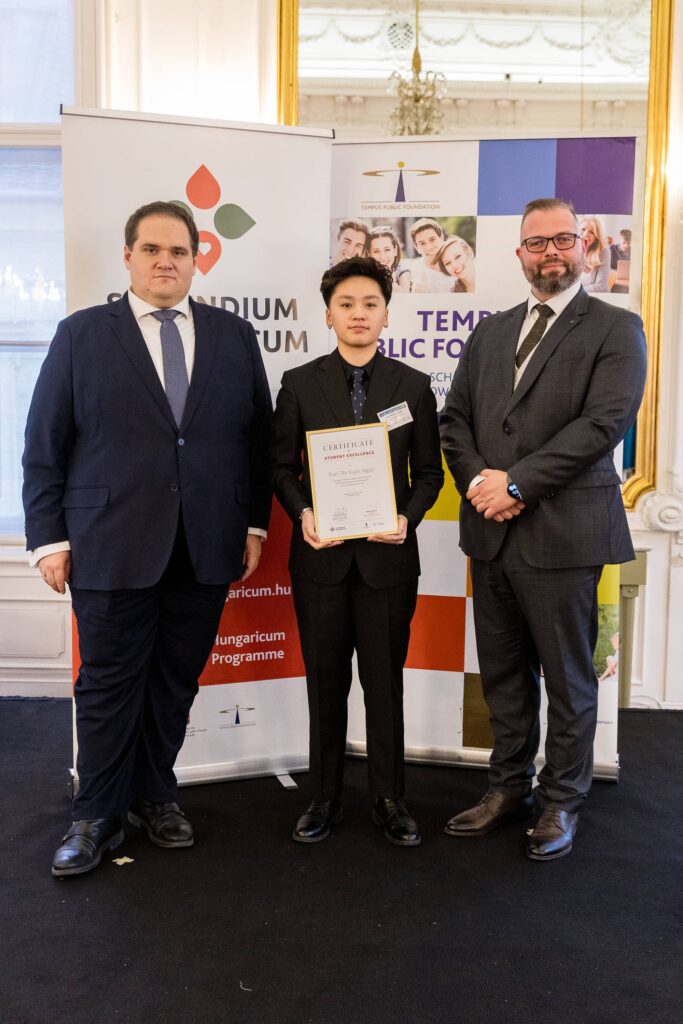 Tran Thi Xuan Ngoc receiving the award