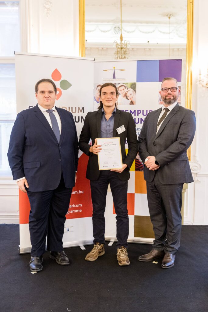 Agustín Facundo Zalazar Saldías receiving the award