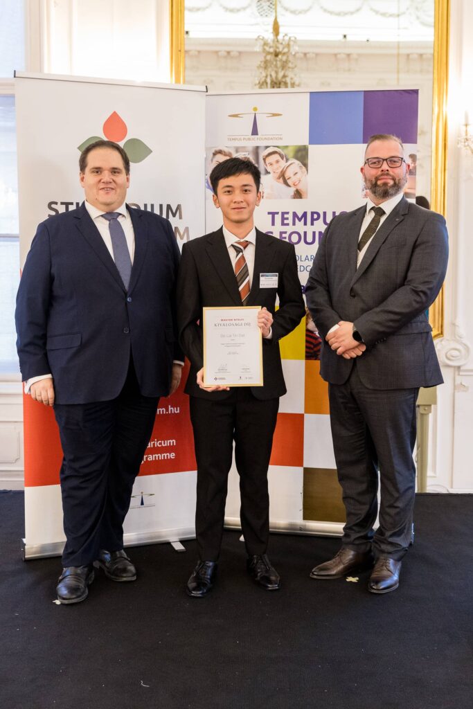 Do Lai Tin Dat receiving the award
