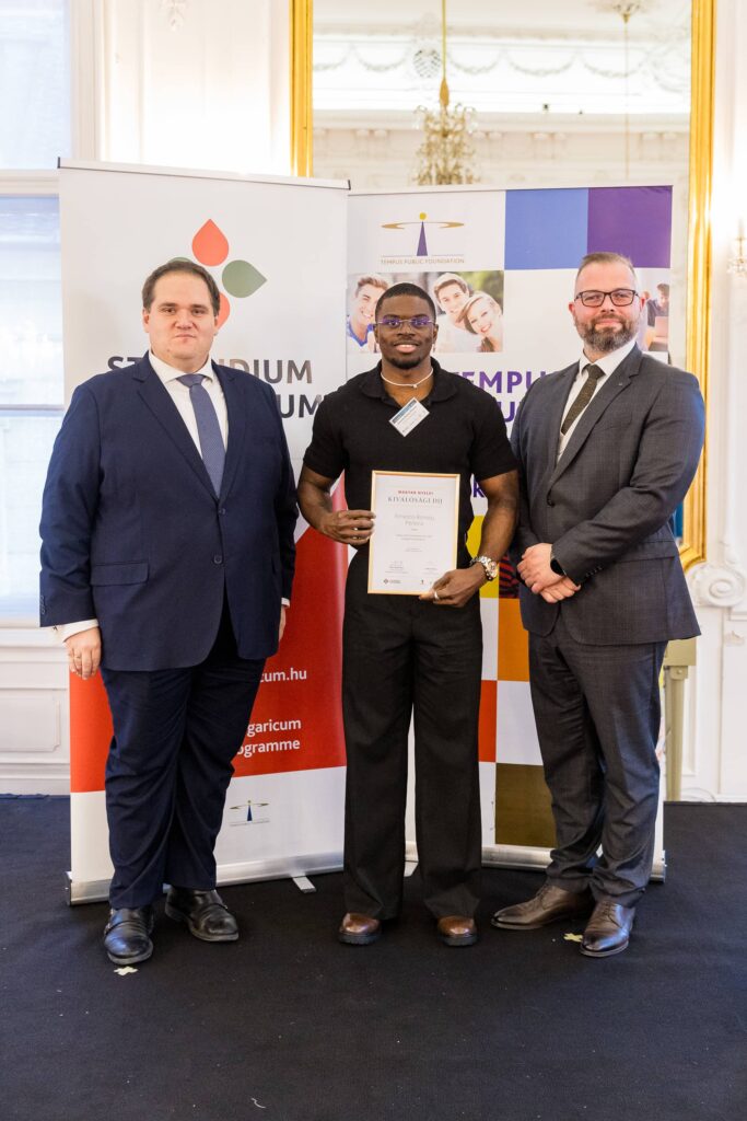 Ernesto Romeu Pereira receiving the award