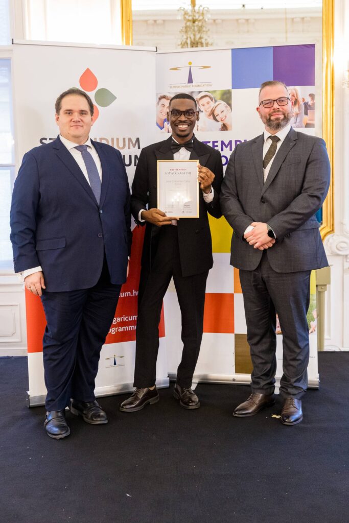 José Corrente Cano Gime receiving the award
