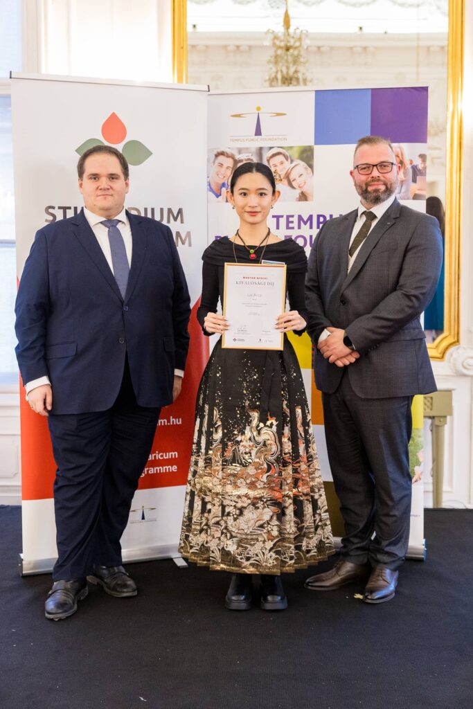 Lai Anqi receiving the award