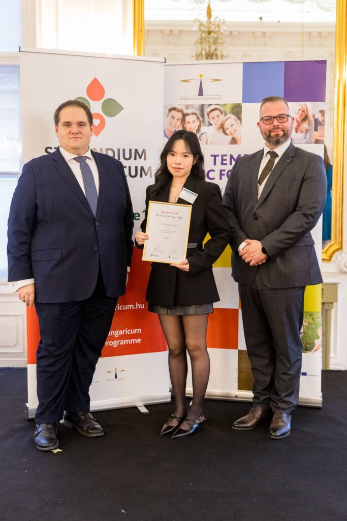 Le Khanh Huyen receiving the award