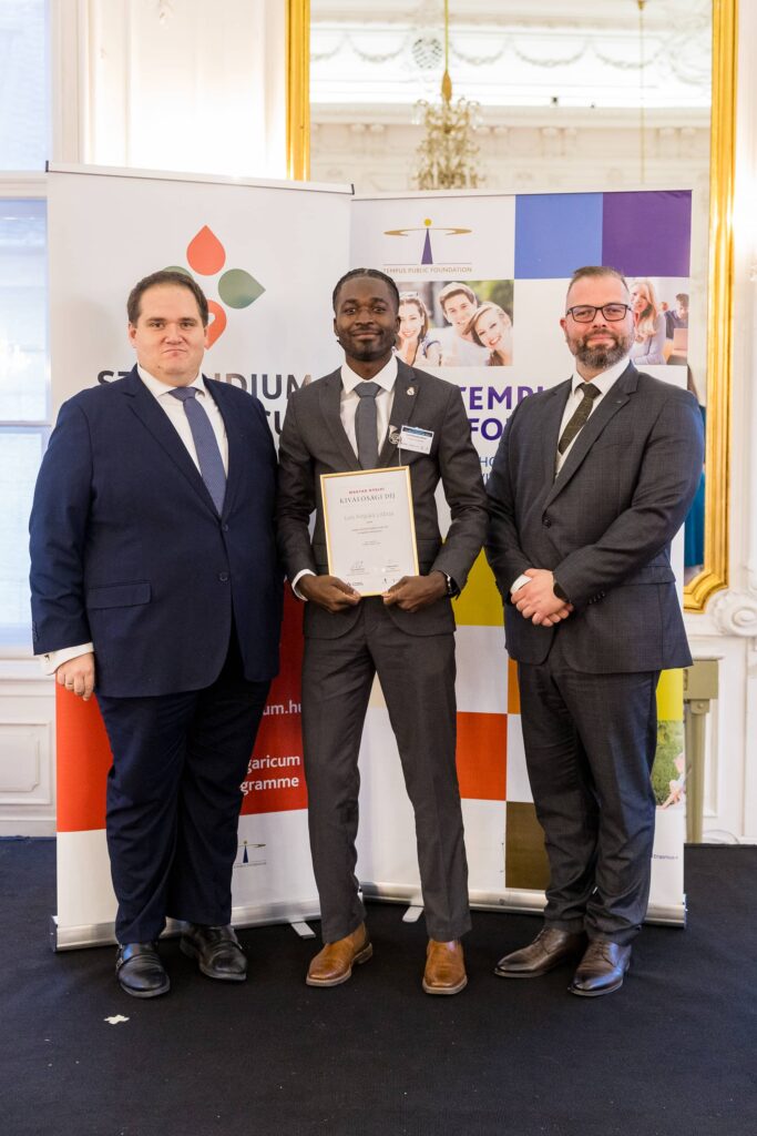 Luis Kinjuka Lisboa receiving the award
