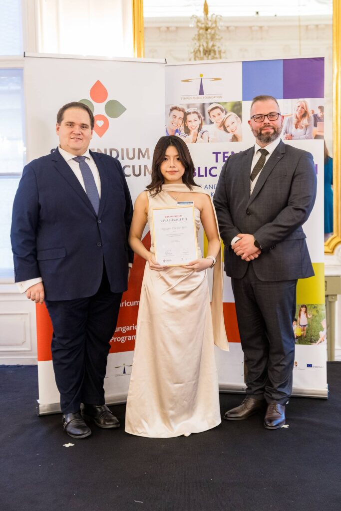 Nguyen Thi Van Anh receiving the award