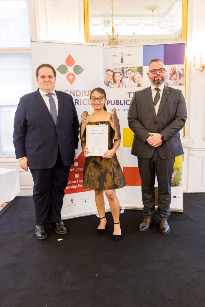 Andrea Bergula Saises receiving the award