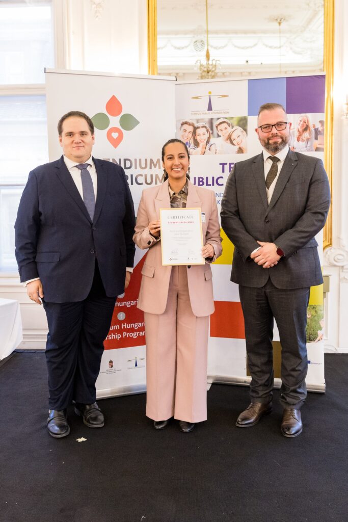 Andrea Emperatriz Jara Quispe receiving the award