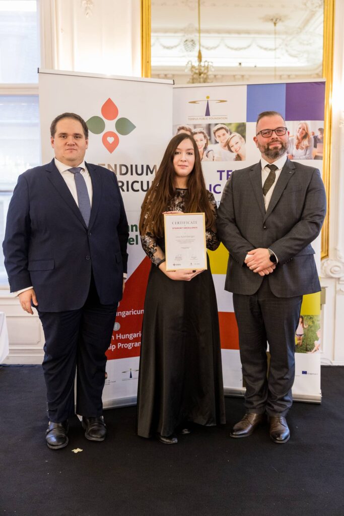 Lea Ajzenberger receiving the award